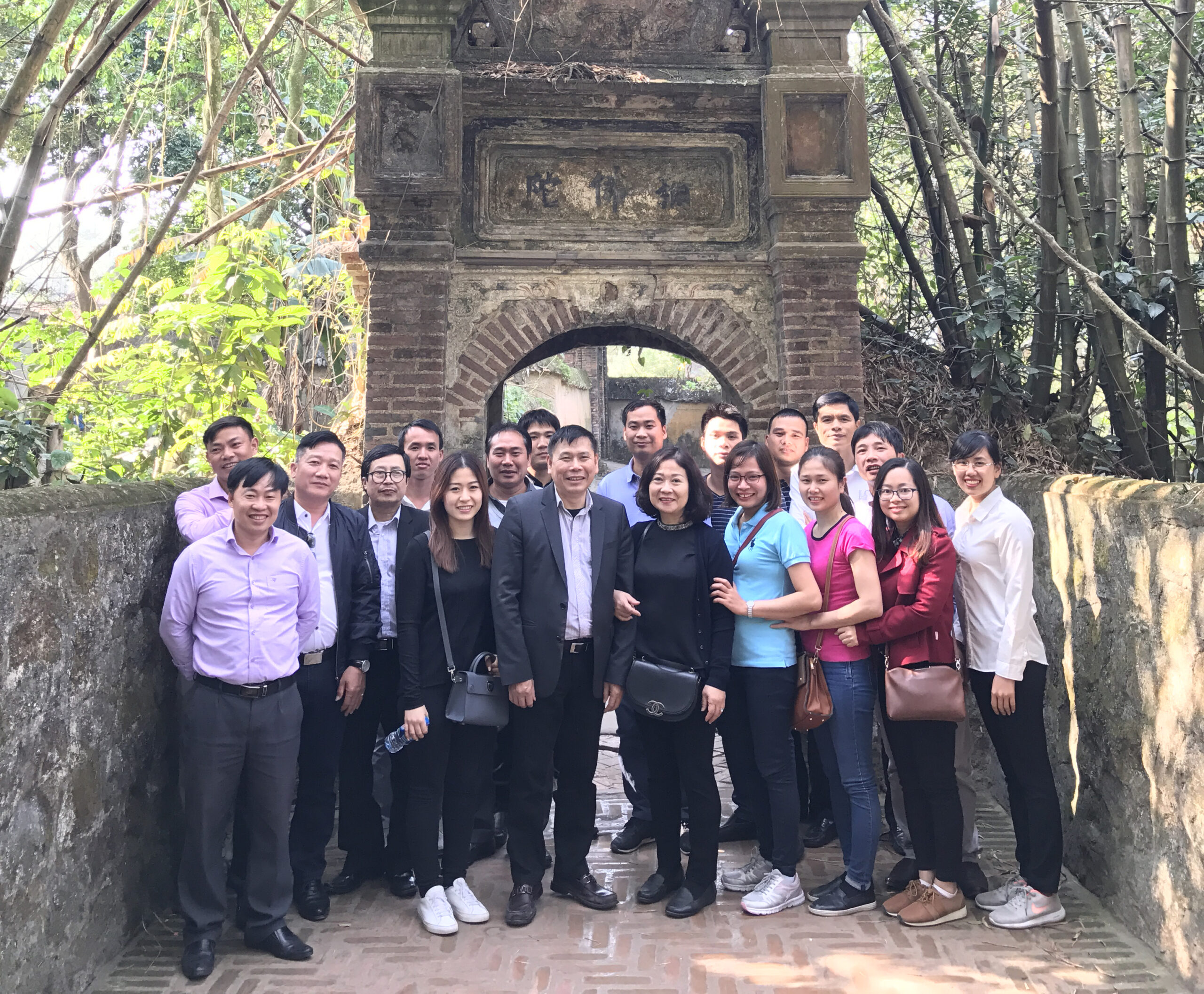 Cán bộ công nhân viên Công ty Vân Giang tham quan chùa Bổ Đà